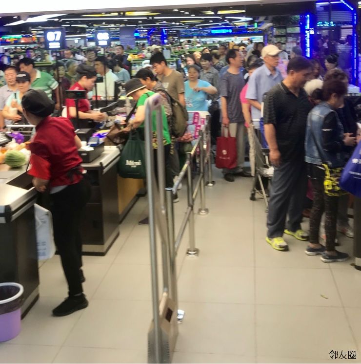望京的海鲜超市门口的人排队等着进超市进入超市后人挤人品种