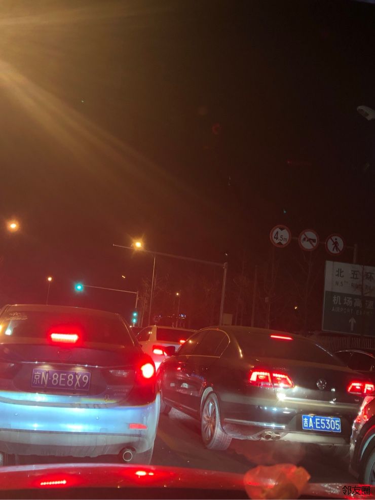 望京这个红灯按上以后晚上十点半了还堵车