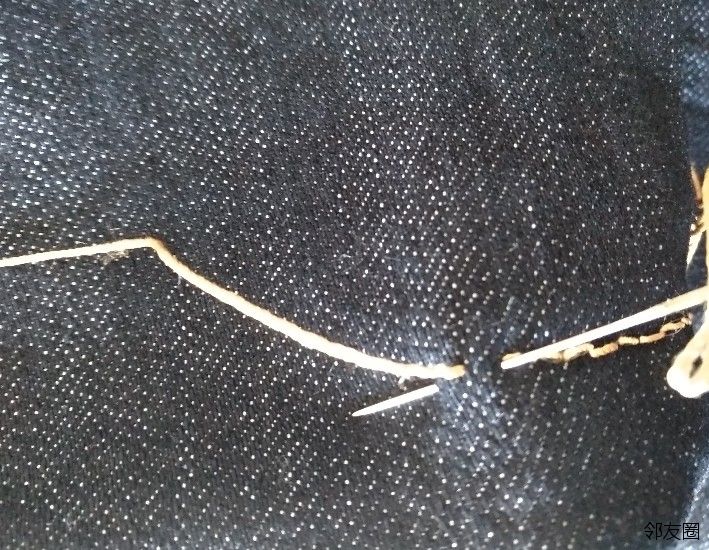 以下是改制过程,留好裤子长度把边折里面,用到缝针的方法开始缝合下图