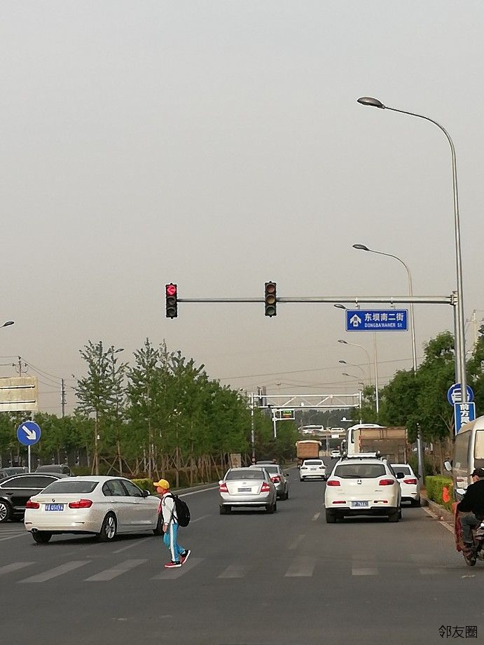 东坝南二街与单店西路交叉的十字路口,东向西方向红绿灯坏了,只显示
