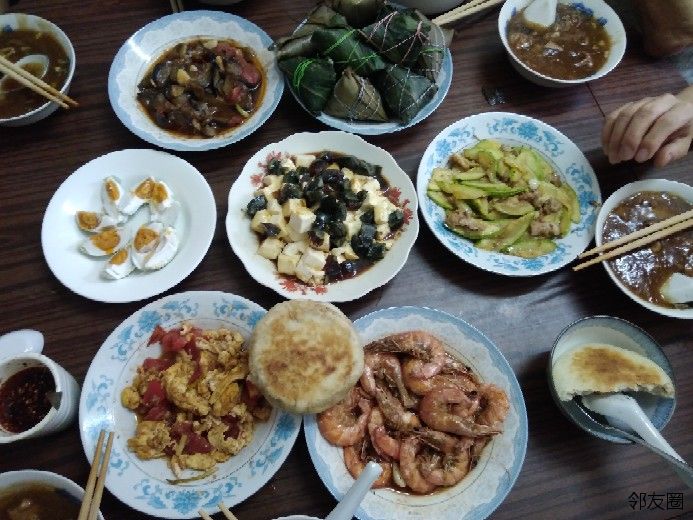 晒端午假期端午节家人聚餐吃粽子