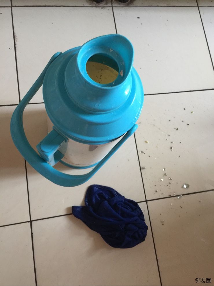 吓死我了还好刚从厨房出来暖瓶爆炸啦