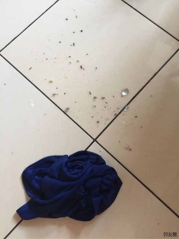 吓死我了还好刚从厨房出来暖瓶爆炸啦